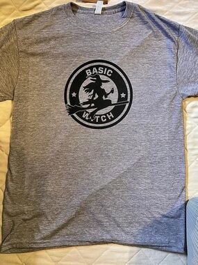 Short Sleeve Graphic Tee in Gray Size Medium NWT came from a Boutique